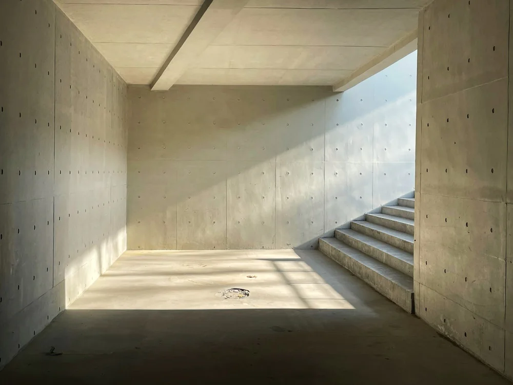 Betonnen trap in een lichte ruimte met zonlicht