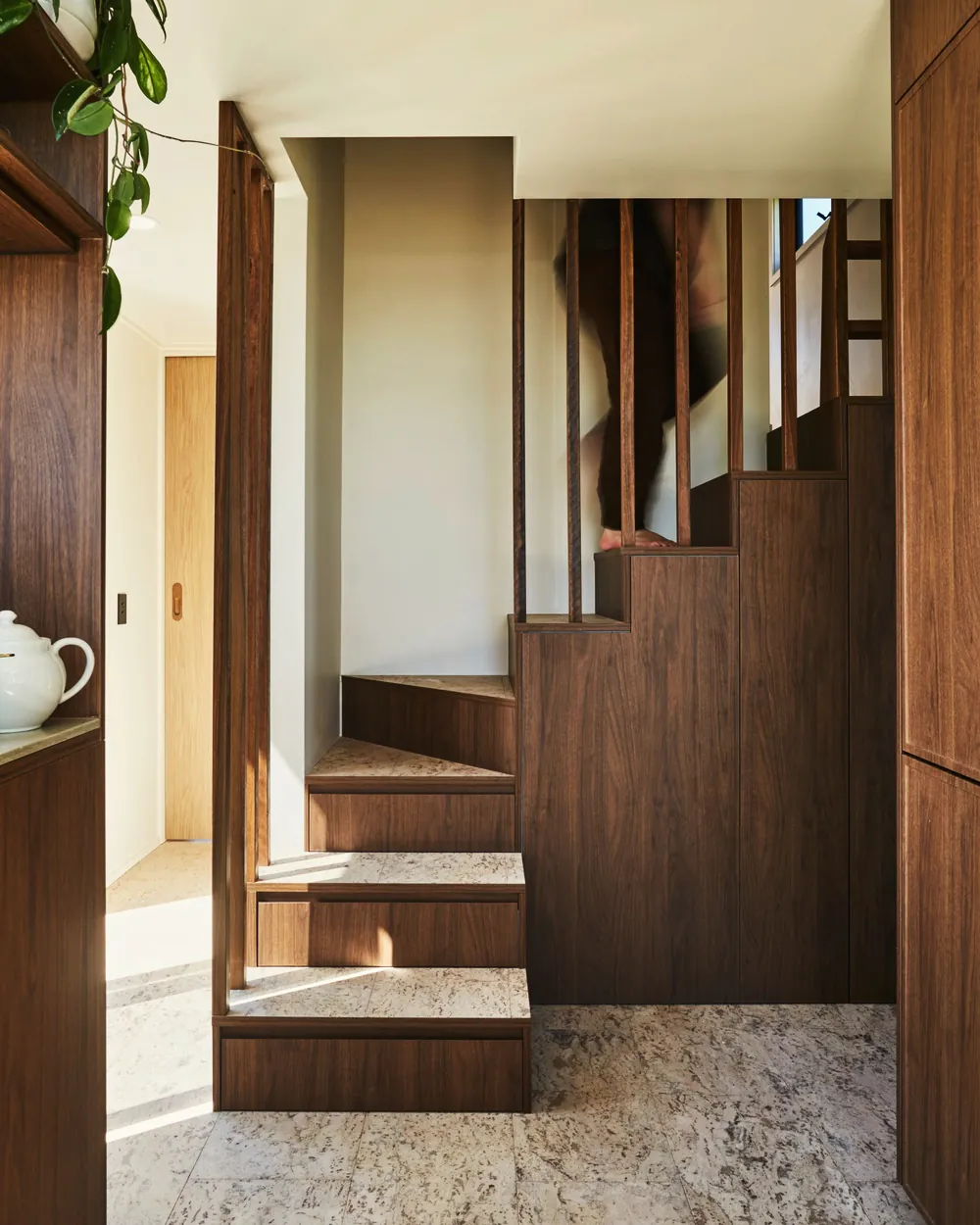Houten trap in een rustig interieur met donker hout