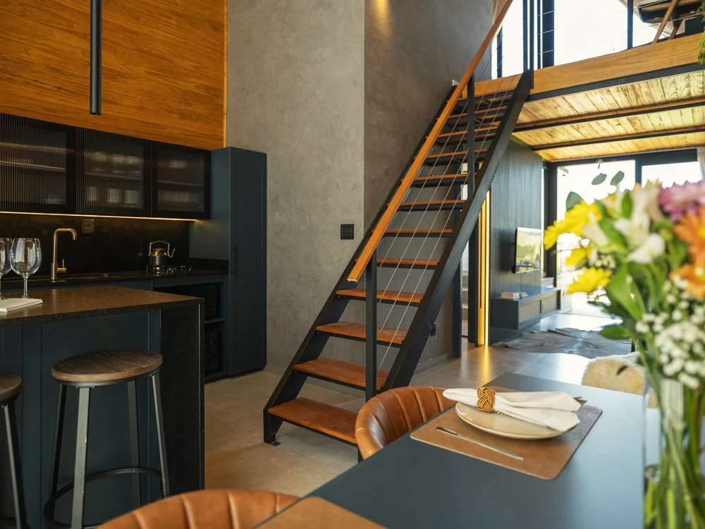 Open keuken met een houten trap naar de verdieping